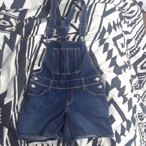 Levis boyfriend shortall overalls size M *WASHED*